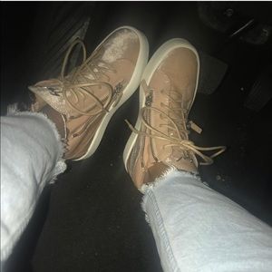 Comes with box and dust bag